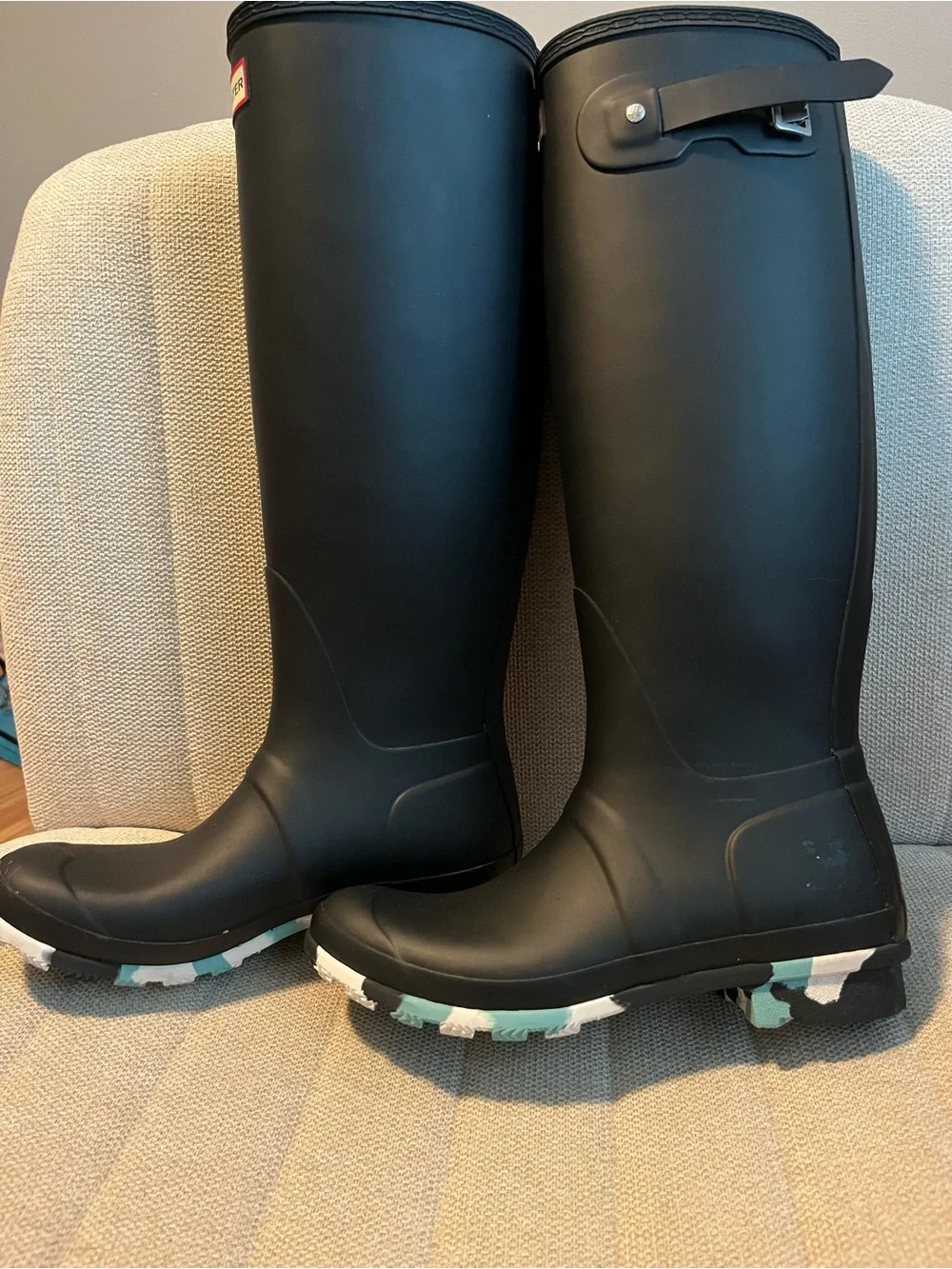Hunter woman’s tall black rubber rain boots camo splash soles size 8